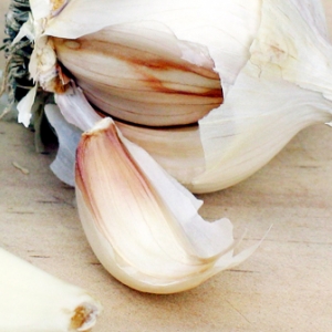 garlic cloves on chopping board